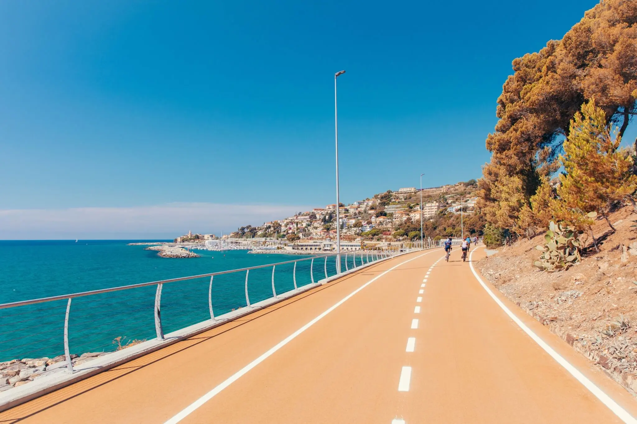 La pista ciclabile della Riviera dei Fiori lungo il mare